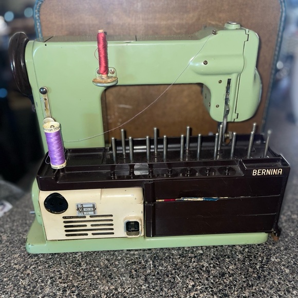 Bernina Sewing Machine 121 Green Excellent Working & Well Maintained W/ Extras - Picture 2 of 12